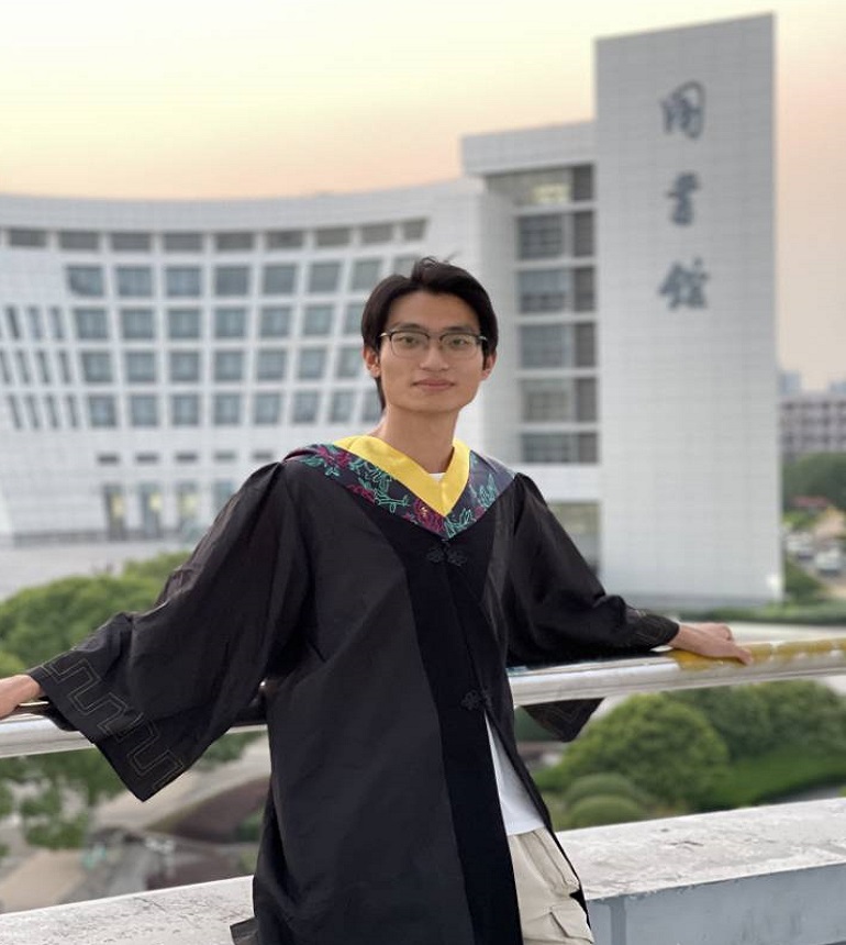 李鹏涛&&2022级&&本科就读于上海大学智能科学与技术专业。擅长于ACM竞赛和算法设计与分析，目前研究方向为边缘服务挖掘、聚合服务推荐。