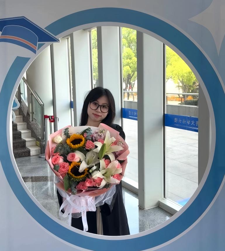 林琦琪&&2025级&&本科就读于上海大学计算机科学与技术专业。擅长Web系统设计与实现。目前研究方向为边缘计算、推荐系统、大模型及应用。