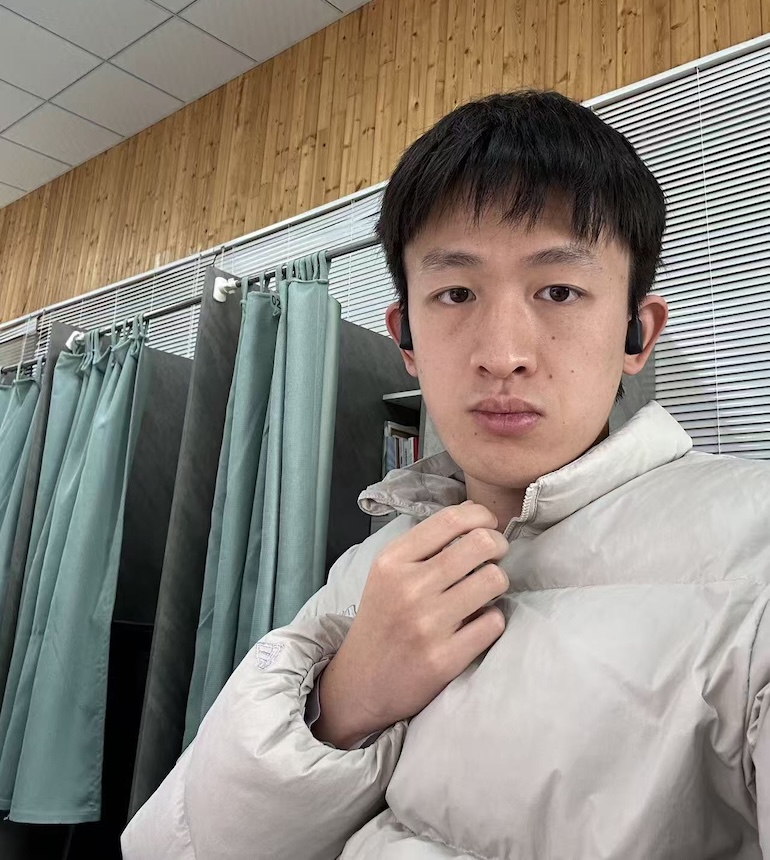 冯纪拓&&2026级&&本科就读于杭州电子科技大学计算机科学与技术专业。擅长终端设备操作系统开发。目前研究方向为大模型应用和边缘智能。