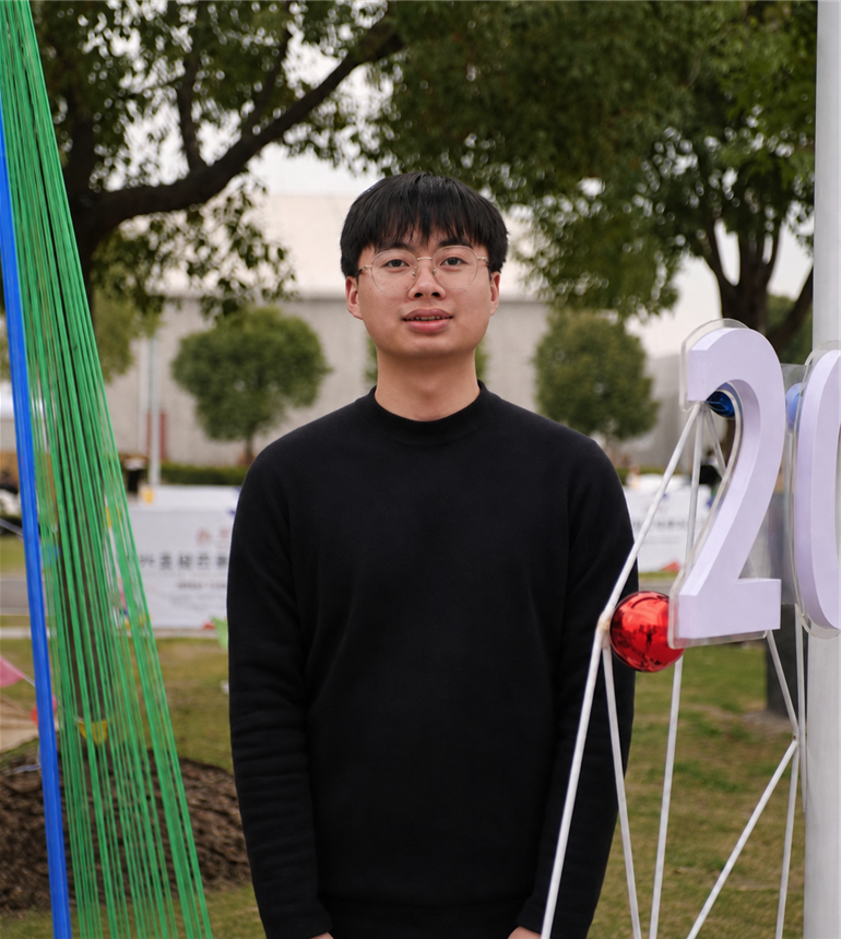 郑飞勇&&2026级&&在读直博生。本科毕业于上海电力大学计算机学院,擅长于Web后端应用开发。主要从事大模型服务、智能体服务、多模态大模型与安全态势感知等方向研究。